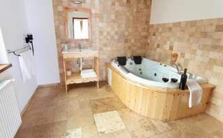 Гостевой дом Casa Belcin Буштени Люкс с гидромассажной ванной-7